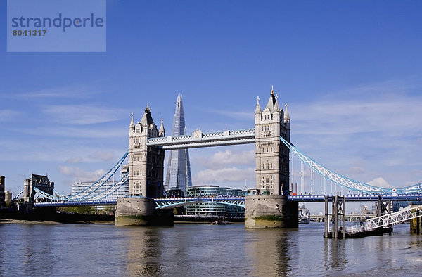 Blick auf Tower Bridge über Thames  London  Großbritannien