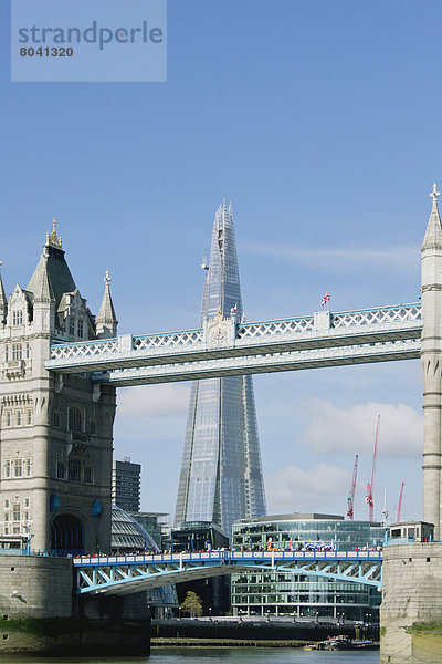 Blick auf Tower Bridge über Thames  London  Großbritannien