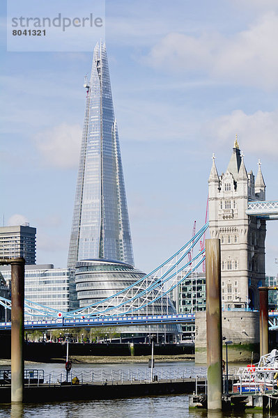 Blick auf Tower Bridge über Thames  London  Großbritannien