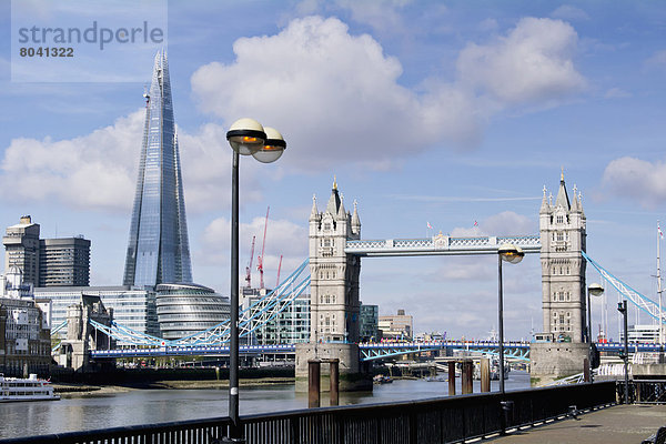 Blick auf Tower Bridge über Thames  London  Großbritannien