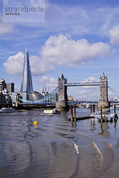 Blick auf Tower Bridge über Thames  London  Großbritannien