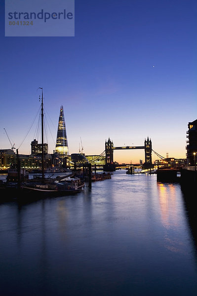 Blick auf Tower Bridge über Themse in der Dämmerung  London  Großbritannien
