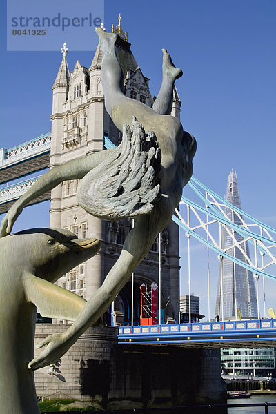 Mädchen mit Delphin-Statue vor der Tower Bridge  London  Großbritannien