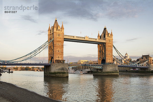 Blick auf Tower Bridge über Thames  London  Großbritannien