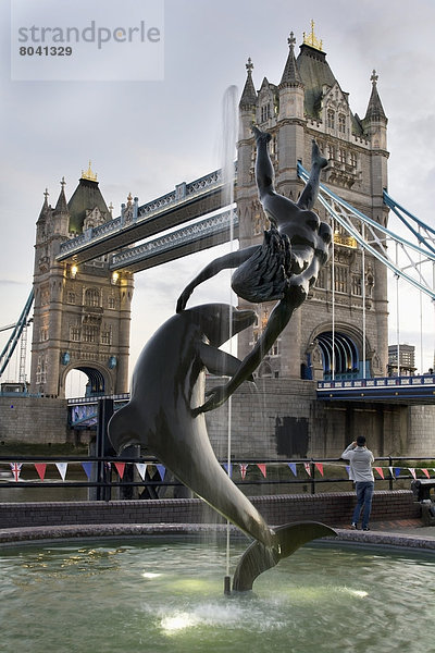 Delphin  Delphinus delphis  Großbritannien  London  Hauptstadt  Brücke  frontal  Statue  Mädchen  Dalbe