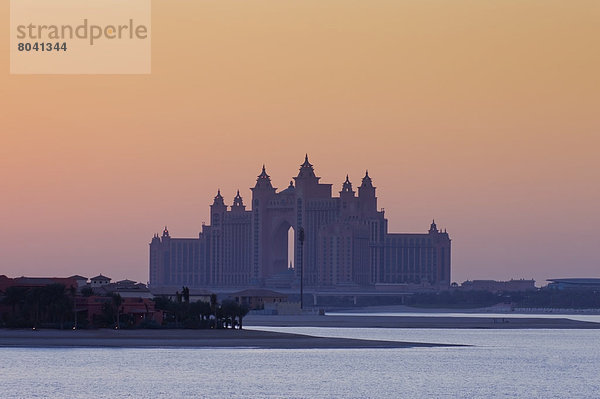 Vereinigte Arabische Emirate  VAE  Hotel  Ansicht  Dubai  Abenddämmerung