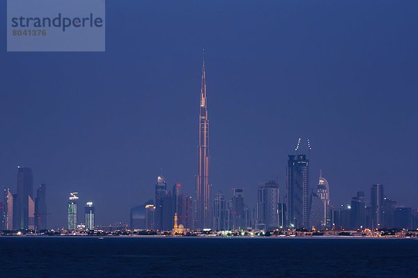 Skyline  Skylines  Vereinigte Arabische Emirate  VAE  Großstadt  Ansicht  Dubai  Abenddämmerung