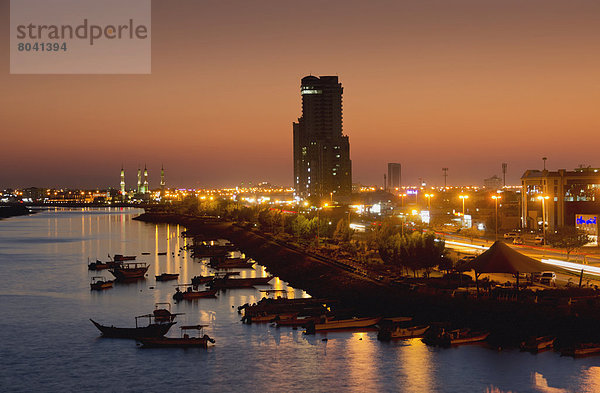 Skyline  Skylines  Vereinigte Arabische Emirate  VAE  Großstadt  Ansicht  Abenddämmerung