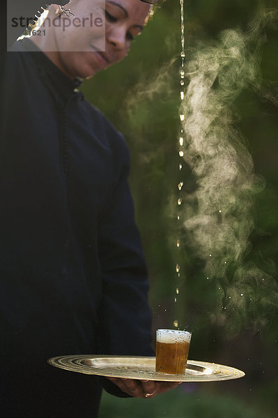 hoch  oben  Glas  eingießen  einschenken  Minze  marokkanisch  Marokko  Tee  Kellnerin