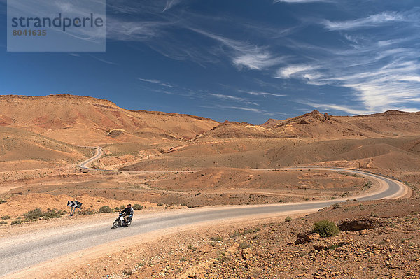 Landschaftlich schön landschaftlich reizvoll Mann fahren 2 Öde Motorrad Marokko