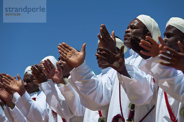 Mann tanzen Gesang Rose Festival Berber Marokko