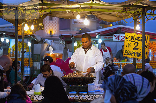 Blumenmarkt  Mann  verkaufen  kochen  Schnecke  Gastropoda  Marrakesch  Marokko