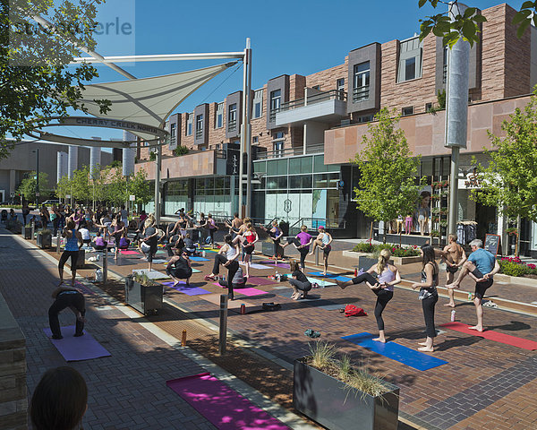 Vereinigte Staaten von Amerika  USA  Straße  Kirsche  Bach  Yoga  Außenaufnahme  Fußgänger  Colorado  Denver  Norden