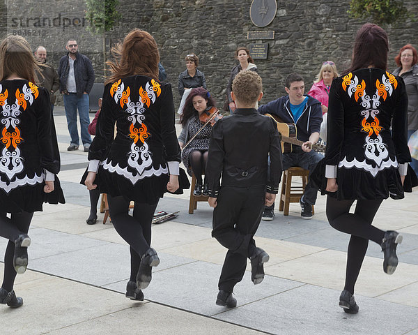 Spiel  Großbritannien  Tänzer  Quadrat  Quadrate  quadratisch  quadratisches  quadratischer  Musiker  irisch  Nordirland