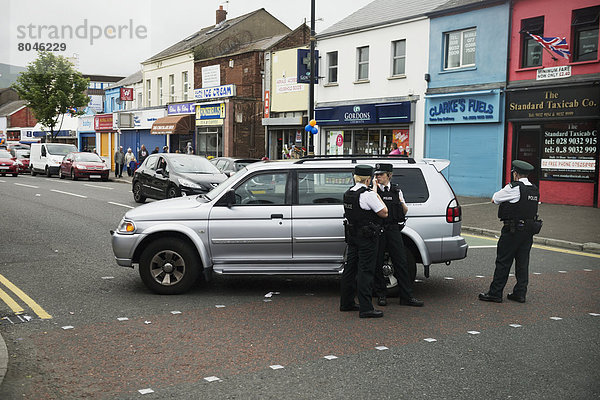 Belfast  Hauptstadt  Großbritannien  Großstadt  Nordirland  Polizei  Straßensperre  Absperrung
