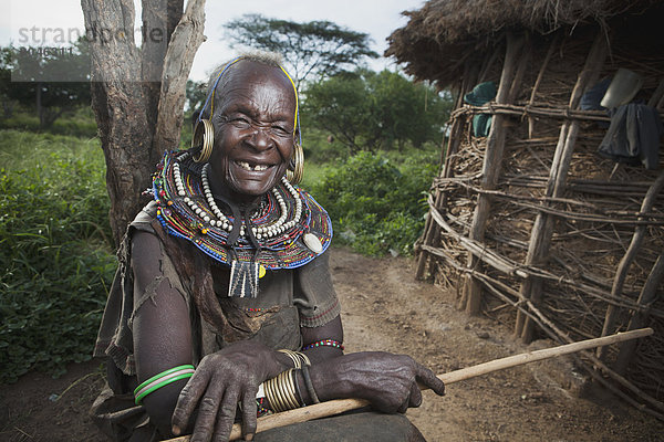 Senior Senioren Portrait Frau Kleidung Tradition Rift Valley Kenia Kenia Volksstamm Stamm