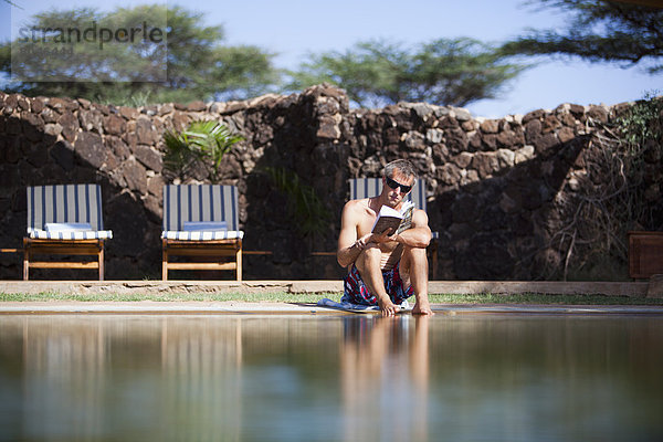 nebeneinander  neben  Seite an Seite  Entspannung  Buch  camping  Reichtum  schwimmen  Taschenbuch  Gast  Kenia  vorlesen