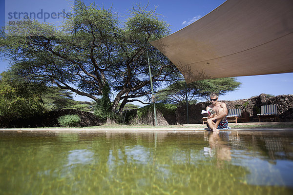 nebeneinander  neben  Seite an Seite  Entspannung  Buch  camping  Reichtum  schwimmen  Taschenbuch  Gast  Kenia  vorlesen