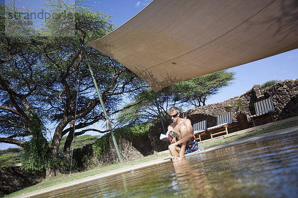 nebeneinander  neben  Seite an Seite  Entspannung  Buch  camping  Reichtum  schwimmen  Taschenbuch  Gast  Kenia  vorlesen