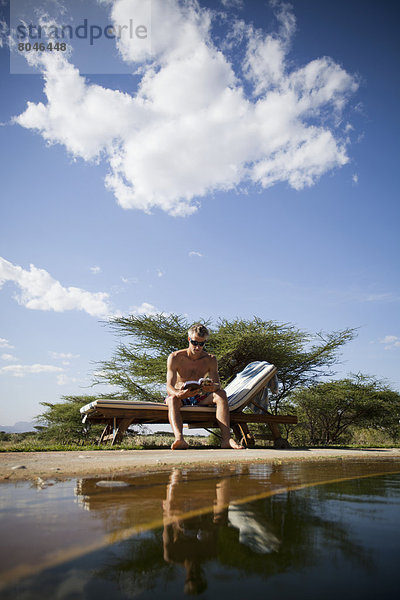 nebeneinander  neben  Seite an Seite  Entspannung  Buch  camping  Reichtum  schwimmen  Taschenbuch  Gast  Kenia  vorlesen