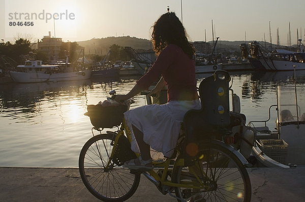 Hafen  Frau  sehen  Sonnenuntergang  angeln  Fahrrad  Rad  Italien  Marken