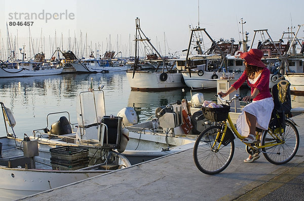 Hafen  Frau  sehen  Sonnenuntergang  angeln  Fahrrad  Rad  Italien  Marken