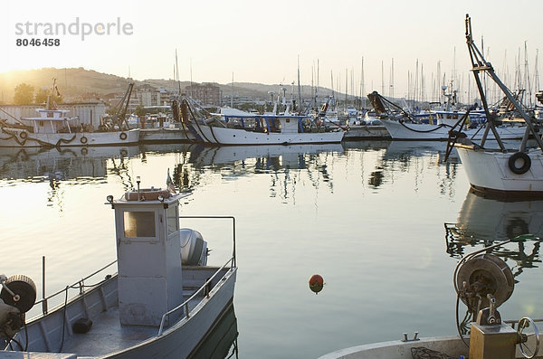 Hafen  Sonnenuntergang  Boot  Anker werfen  ankern  angeln  Italien  Marken