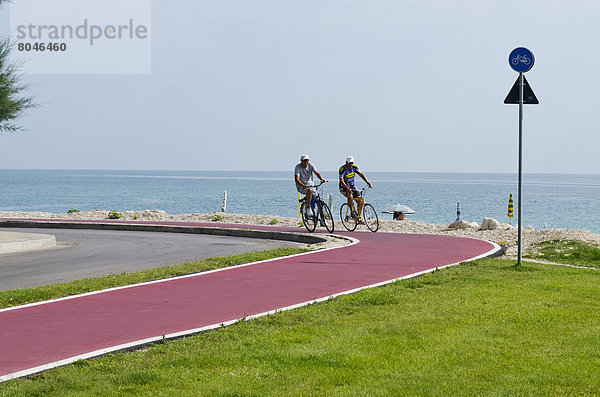 Landstraße  Mann  radfahren  Meer  Ansicht  Fahrrad  Rad  Italien  Marken