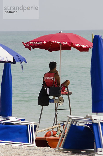 hoch  oben  Stuhl  Regenschirm  Schirm  Rettungsschwimmer  Italien  Marken  Sonne  Schiffswache