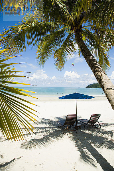 Stuhl  Strand  Baum  unterhalb  Meer  weiß  Ignoranz  Sand  Sonnenschirm  Schirm  blau  Terrasse  Malaysia