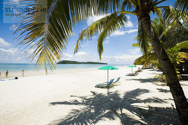 Stuhl  Strand  Baum  unterhalb  Meer  weiß  Ignoranz  Sand  Sonnenschirm  Schirm  blau  Terrasse  Malaysia