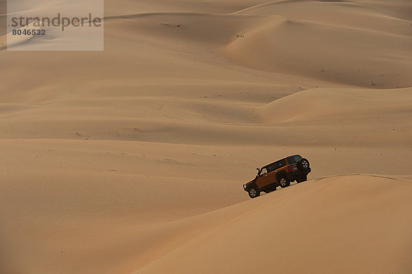 Abu Dhabi  Hauptstadt  Vereinigte Arabische Emirate  VAE  4  gehen  fahren  Sand  Düne  rad