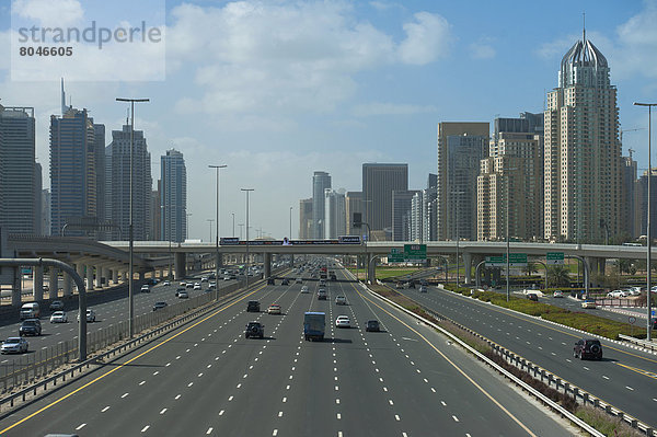 Vereinigte Arabische Emirate  VAE  sehen  Fernverkehrsstraße  Jachthafen  vorwärts  Zimmer  Dubai