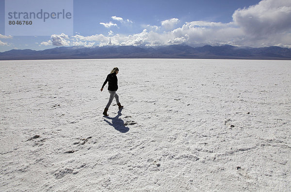 Vereinigte Staaten von Amerika  USA  Frau  gehen  jung  Death Valley Nationalpark  Kalifornien  Speisesalz  Salz