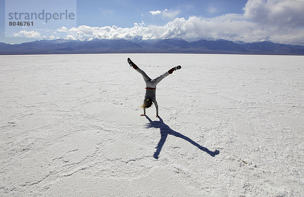 Vereinigte Staaten von Amerika  USA  Frau  Radschlag  jung  Death Valley Nationalpark  Kalifornien  Speisesalz  Salz