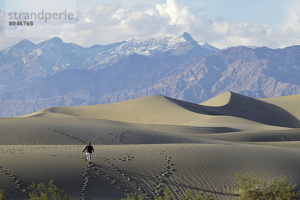 Vereinigte Staaten von Amerika  USA  Frau  Berg  Hintergrund  Sand  jung  flach  Düne  Death Valley Nationalpark  Kalifornien  trekking