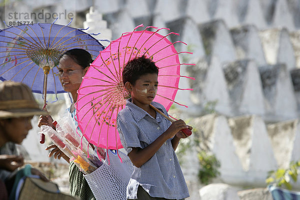 Mensch  Menschen  frontal  Sonnenschirm  Schirm  Myanmar