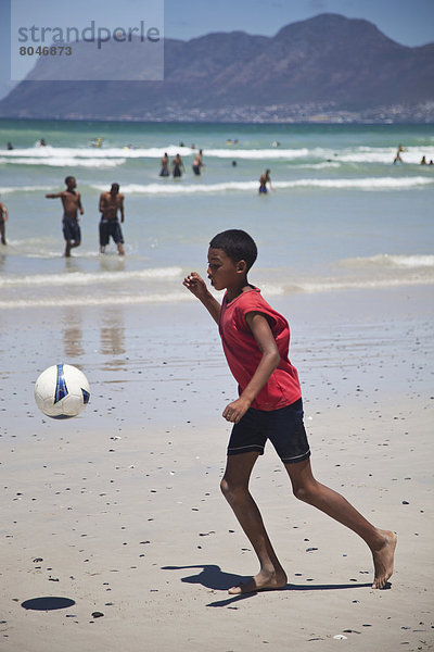 Südliches Afrika  Südafrika  Spiel  Strand  Junge - Person  Kapstadt  Football  Muizenberg