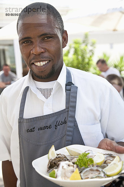 Südliches Afrika  Südafrika  Portrait  Hotel  Restaurant  Mossel Bay  Kellner