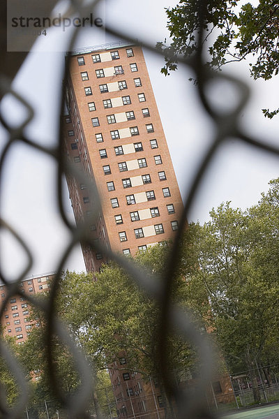 Vereinigte Staaten von Amerika  USA  New York City  Gebäude  Apartment  Zaun  Maschendrahtzaun  Harlem  New York State