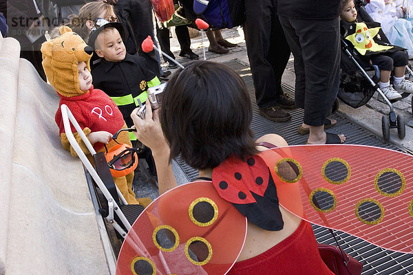 Vereinigte Staaten von Amerika  USA  New York City  Straße  Kostüm - Faschingskostüm  Halloween  New York State  Parade