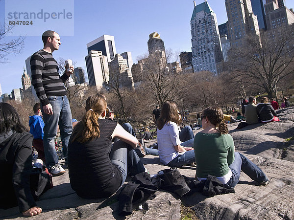 Vereinigte Staaten von Amerika  USA  New York City  Mensch  Entspannung  Menschen  Menschengruppe  Menschengruppen  Gruppe  Gruppen  Mittelpunkt  New York State