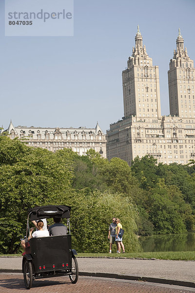 Vereinigte Staaten von Amerika  USA  Wasser  Fahrradrikscha  New York City  Tourist  Ignoranz  Mittelpunkt  New York State