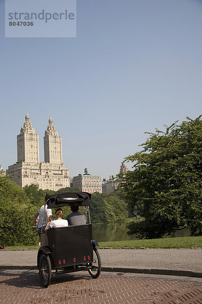 Vereinigte Staaten von Amerika  USA  Wasser  Fahrradrikscha  New York City  Tourist  Ignoranz  Mittelpunkt  New York State