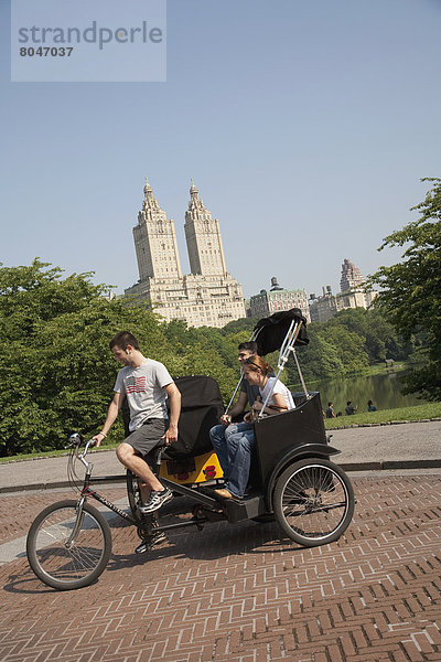 Vereinigte Staaten von Amerika  USA  Wasser  Fahrradrikscha  New York City  Tourist  Ignoranz  Mittelpunkt  New York State