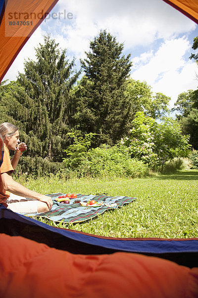 Vereinigte Staaten von Amerika  USA  sitzend  Mann  camping  Zelt  frontal  trinken  New York State