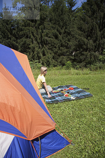 Vereinigte Staaten von Amerika  USA  hoch  oben  Frau  Picknick  Tischset  Zelt  New York State