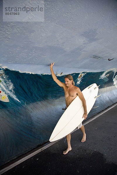 Vereinigte Staaten von Amerika  USA  hoch  oben  Mann  Wand  gehen  Surfboard  Zeichnung  New York State  Wasserwelle  Welle