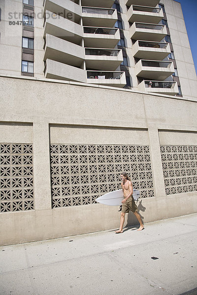 Vereinigte Staaten von Amerika USA Mann gehen Surfboard Hotel Long Beach New York State