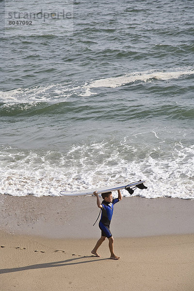 Vereinigte Staaten von Amerika  USA  tragen  gehen  Strand  Junge - Person  Surfboard  Rhode Island